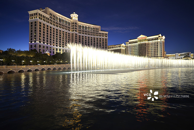 夜景：拉斯维加斯百乐宫喷泉表演图片素材