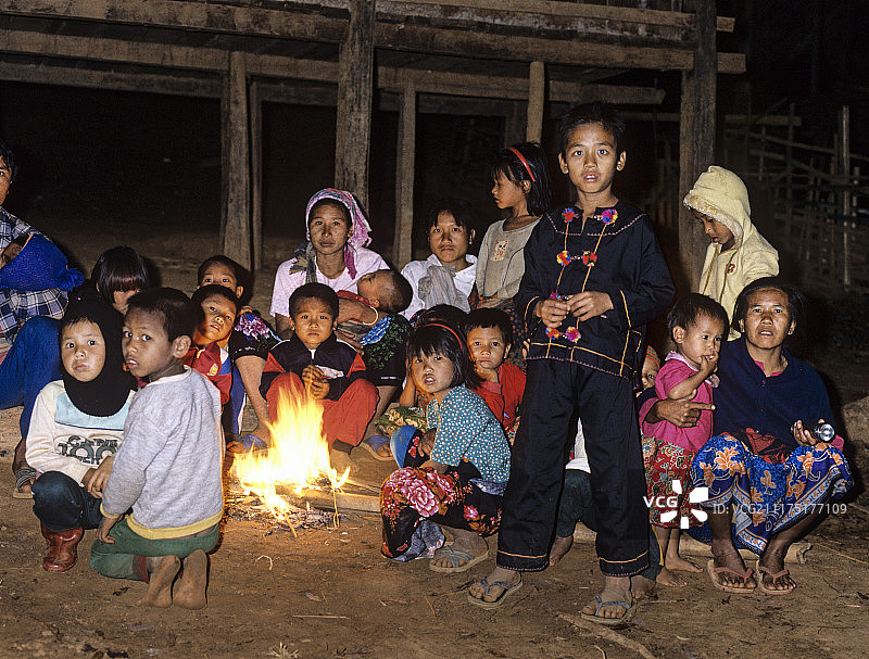 泰国清莱府山村篝火旁的拉祜族儿童图片素材