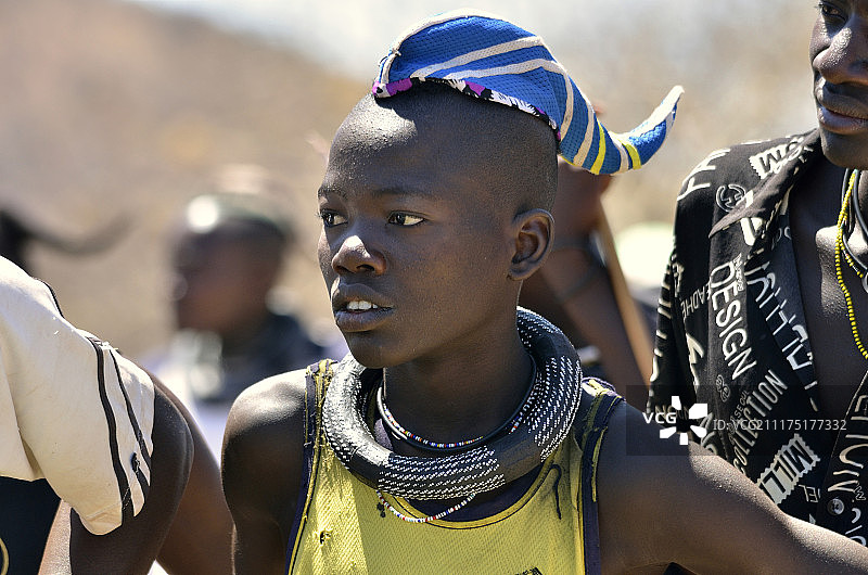 戴牛角头饰的年轻辛巴男人 纳米比亚图片素材