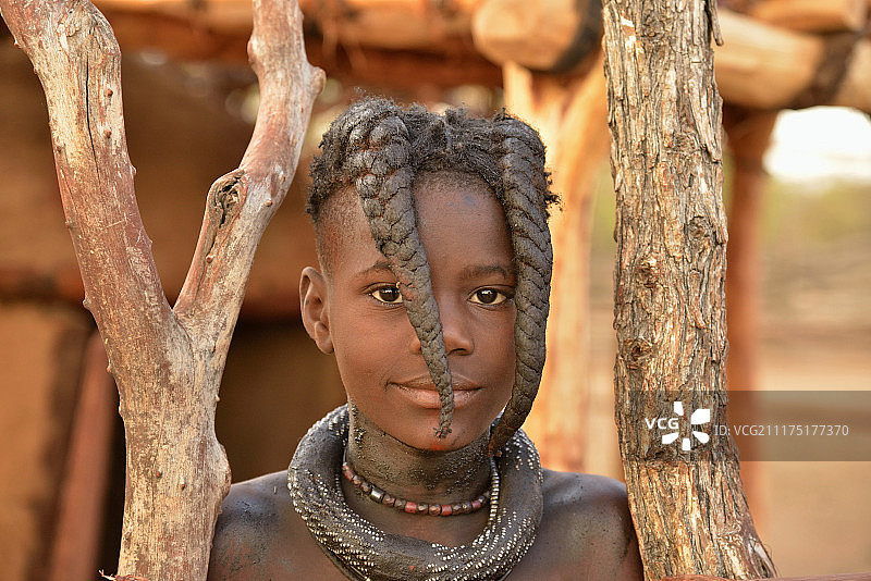 具有典型发型的辛巴族女孩，纳米比亚库内内区，非洲图片素材