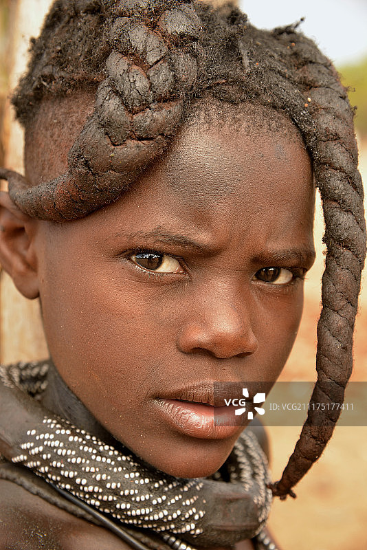 具有典型发型的辛巴族女孩，纳米比亚库内内区，非洲图片素材
