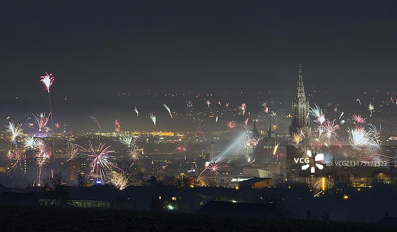 德国巴登-符腾堡州乌尔姆新年除夕烟花图片素材