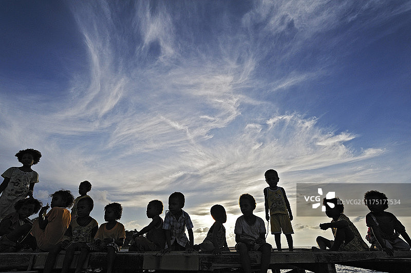 印度尼西亚西巴布亚拉贾安帕Arborek码头上的儿童图片素材