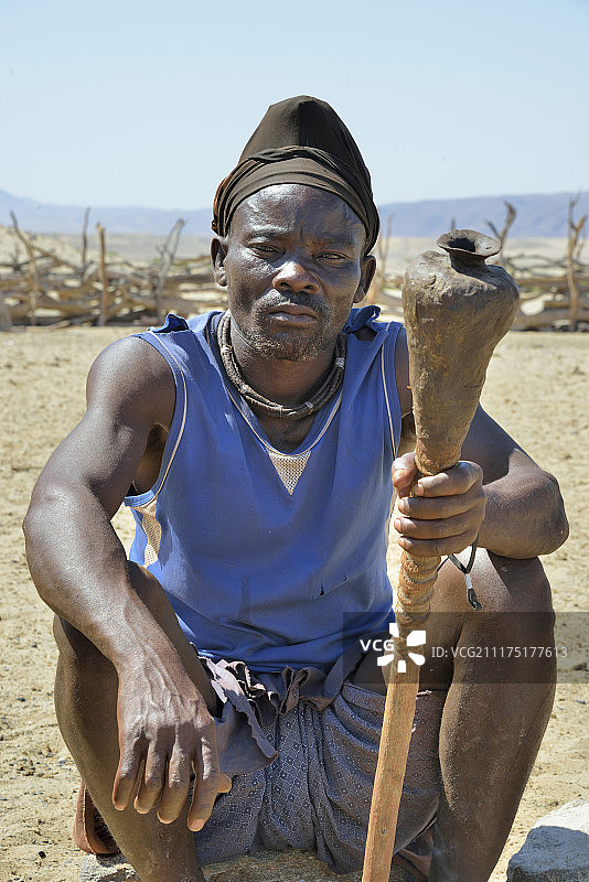 纳米比亚库内内地区普罗斯传统村庄的辛巴族男子图片素材