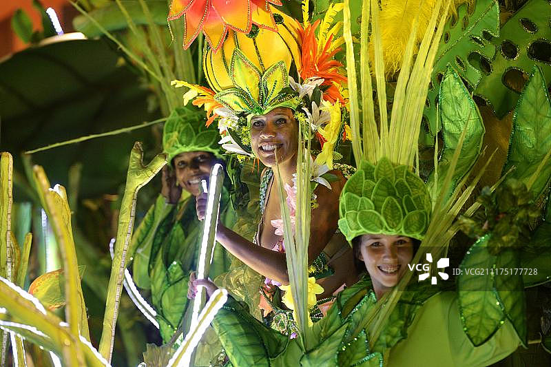 狂欢节期间，里约热内卢学院桑巴舞学校的游行队伍中，身着色彩鲜艳服装的舞者图片素材