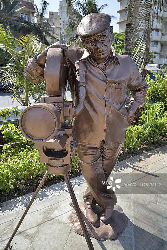 印度孟买星光大道上的雅什·乔普拉青铜雕像图片素材