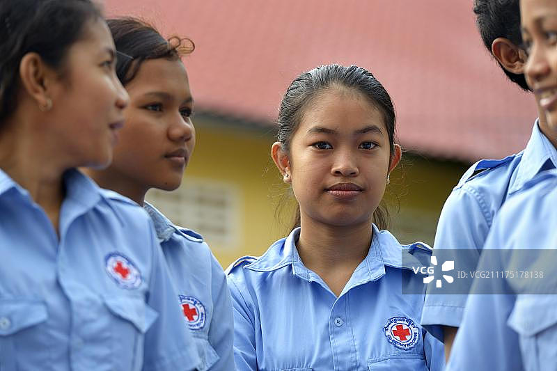 在柬埔寨茶胶省参加红十字会急救培训的年轻女性图片素材