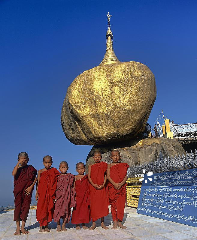 僧侣沙弥在缅甸大金石佛塔前图片素材