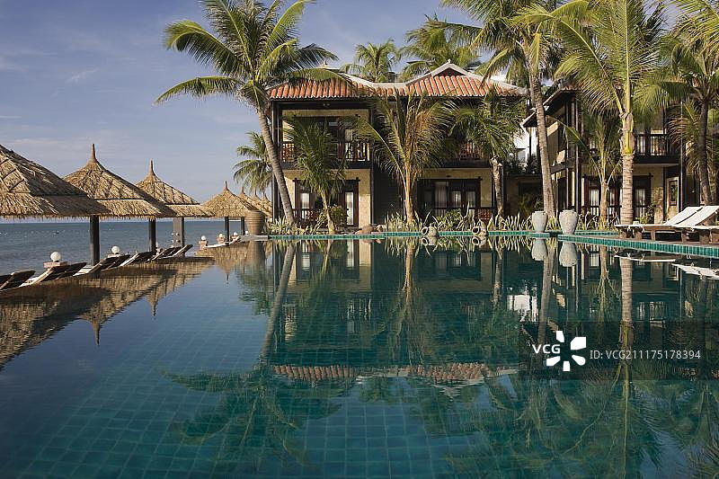 莲花乡村度假村泳池，位于越南美奈，东南亚图片素材