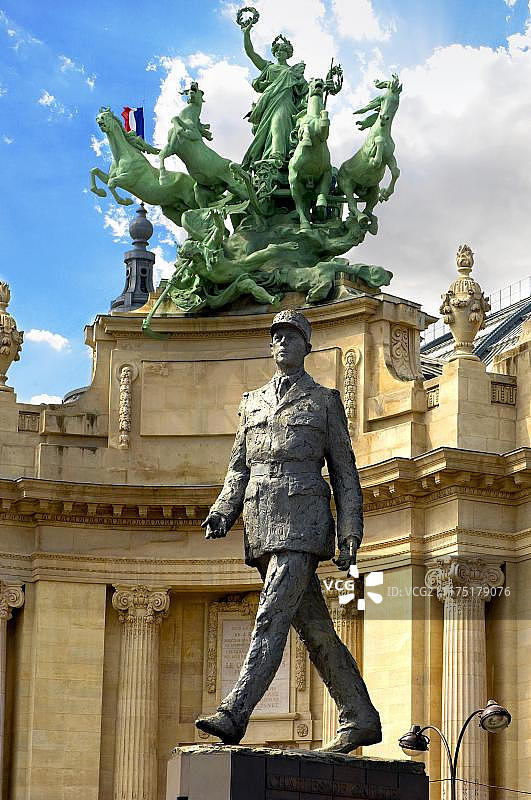 法国巴黎大皇宫中查尔斯·戴高乐的雕像图片素材