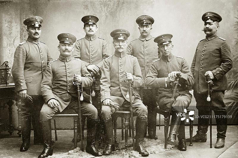 第一次世界大战爆发时普鲁士步兵军官合影，约1914年，法国阿尔萨斯图片素材
