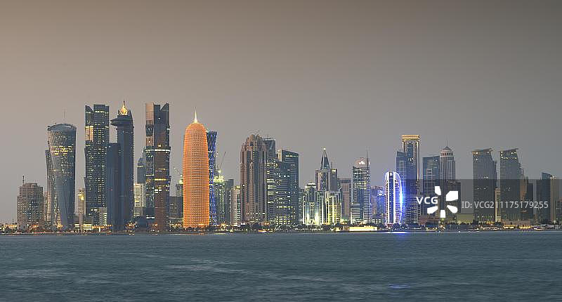 多哈天际线：比达塔、棕榈塔、世贸中心、龙卷风塔、卡塔尔塔、法尔丹公寓塔、多哈银行塔图片素材