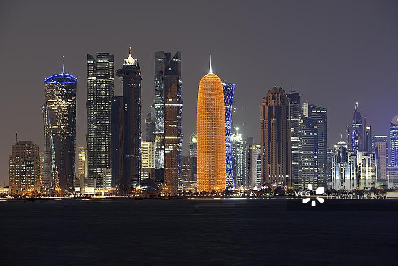 多哈城市天际线夜景，卡塔尔，亚洲图片素材