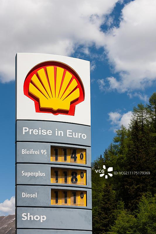 瑞士萨姆瑙恩免税加油站壳牌加油站油价图片素材
