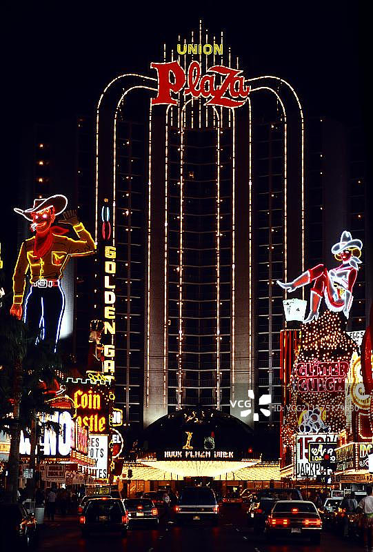 美国内华达州拉斯维加斯弗里蒙特街的地标：牛仔“维加斯维克”和“牛仔女郎维姬”图片素材