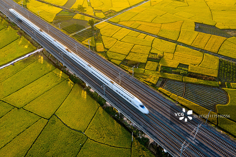 秋天的穿越图片素材