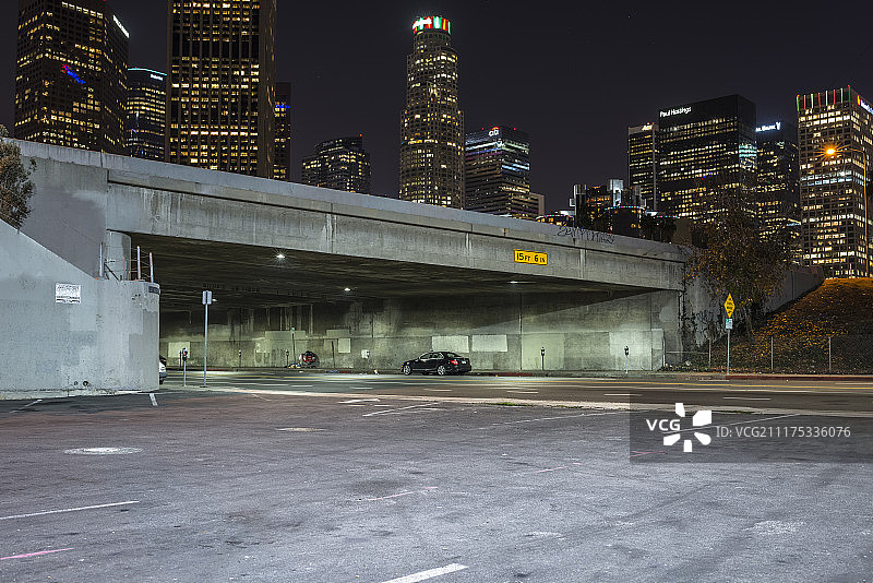 美国威尼斯夜景：桥下道路与城市景观背景板图片素材