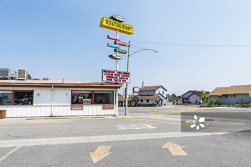 美国沥青路交叉口与美式餐厅图片素材
