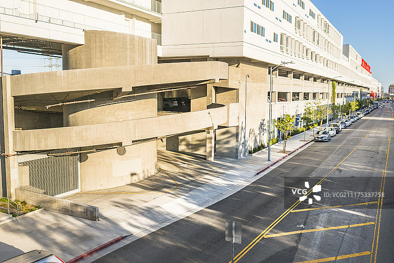 显示美国洛杉矶停车场和混凝土建筑的底板图片素材
