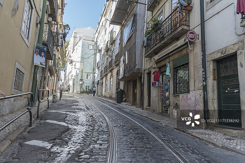 葡萄牙里斯本建筑旁陡峭不平的道路图片素材