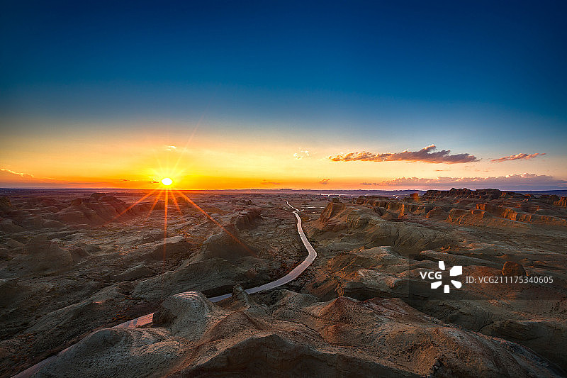 夕照乌尔禾魔鬼城图片素材