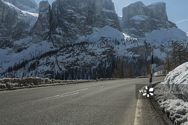 意大利南蒂罗尔山区雪路图片素材