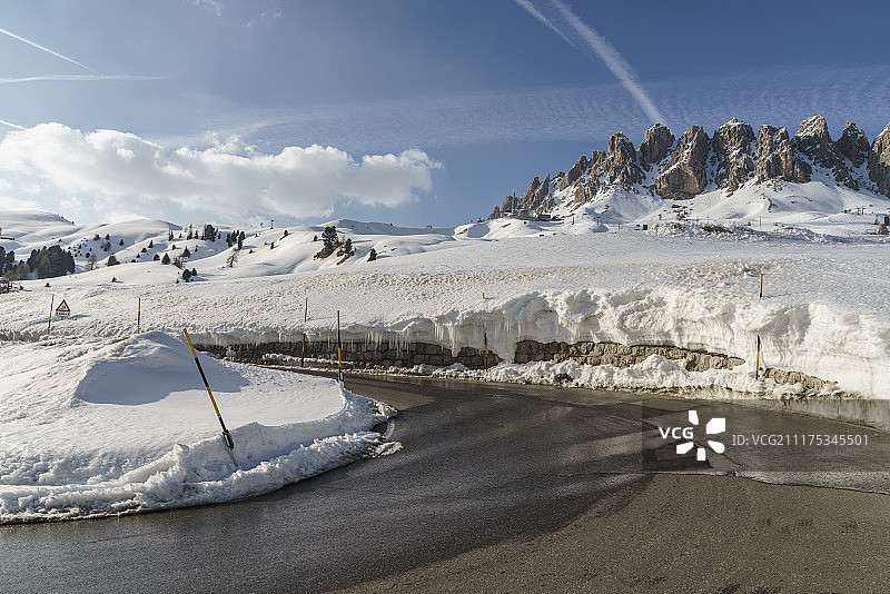 意大利南蒂罗尔山区雪路图片素材