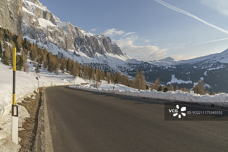 意大利南蒂罗尔山区雪路图片素材