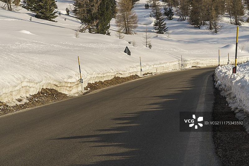 意大利南蒂罗尔山区雪路图片素材