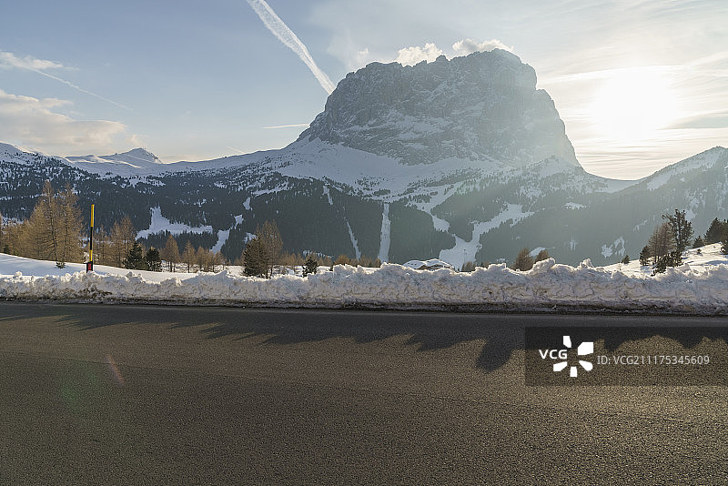 意大利南蒂罗尔山区雪路图片素材