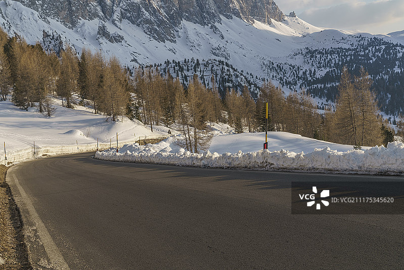 意大利南蒂罗尔山区雪路图片素材