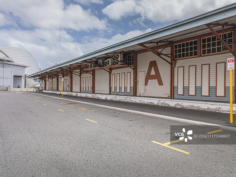 澳大利亚珀斯，沥青道路和工厂建筑的背景板图片素材
