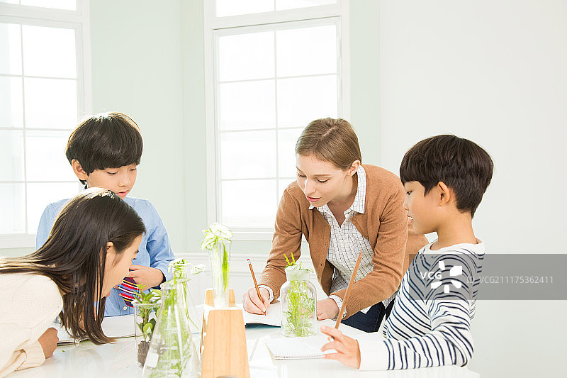 和女老师一起上生物课的年轻学生图片素材
