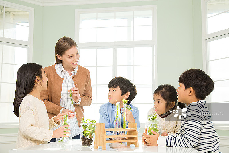 和女老师一起上生物课的年轻学生图片素材