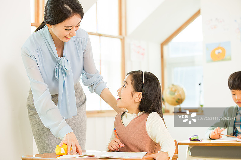 和女老师一起上数学课的年轻学生图片素材