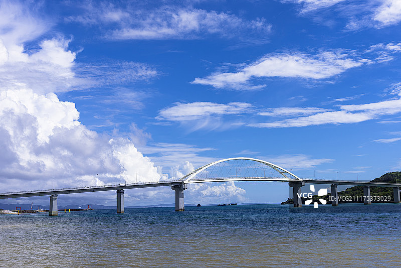 连接主岛和濑底岛的濑底大桥，全长762米，濑底岛，冲绳，日本图片素材