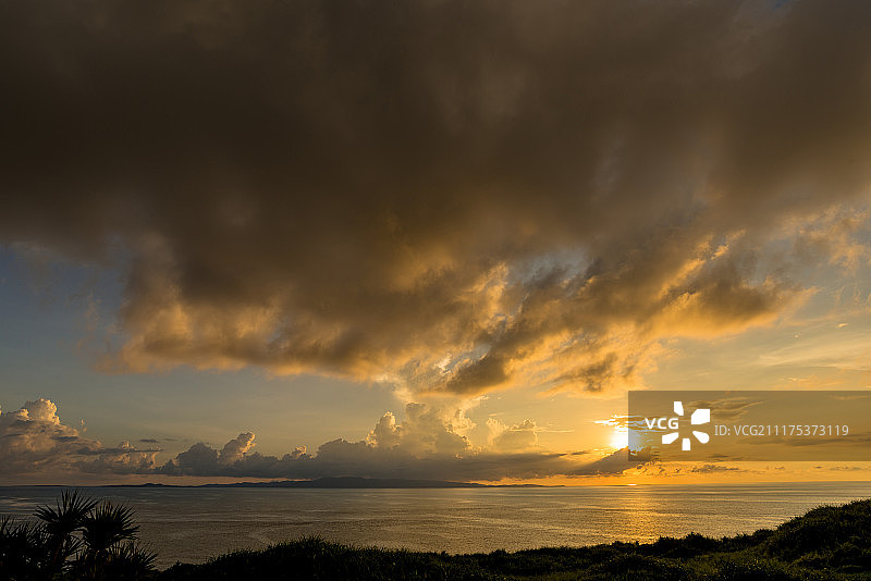 日本冲绳县八重山群岛石垣岛宇贺崎海岬日落图片素材