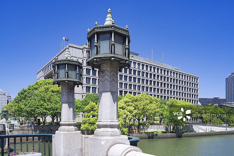 从御堂筋大道淀屋桥看到的有大阪市政府大楼的土佐堀川，日本大阪图片素材