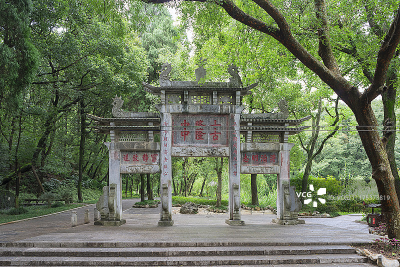 中国湖北襄阳古隆中标志性建筑石拱门图片素材