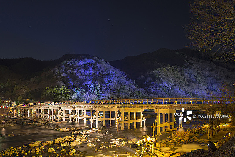 日本京都岚山花灯路与渡月桥桂川风光图片素材