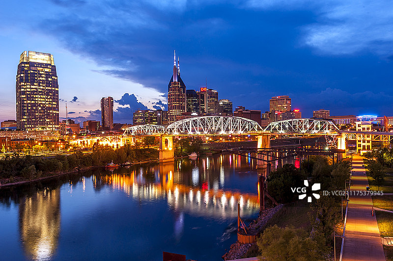 纳什维尔天际线黄昏景色：远眺坎伯兰河和中央商务区（美国田纳西州纳什维尔）图片素材