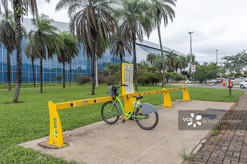 巴西利亚市中心的公共自行车交通站点图片素材