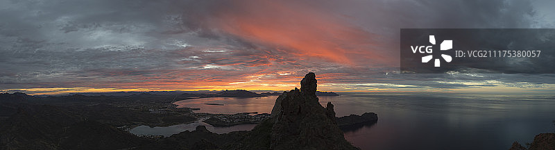 墨西哥索诺拉州，从泰塔卡维峰俯瞰圣卡洛斯湾的日出全景图片素材