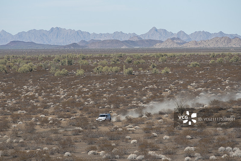 墨西哥索诺拉沙漠荒凉的道路上行驶的吉普车图片素材