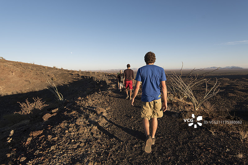 一群人在墨西哥索诺拉清澈的天空下，在火山口的山脊上徒步旅行图片素材