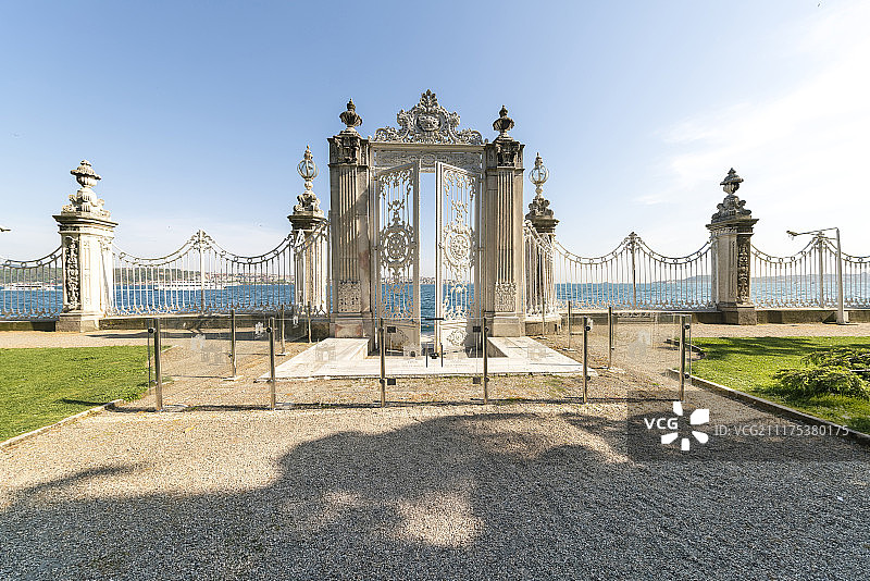 土耳其伊斯坦布尔多尔玛巴赫切宫的大门和栅栏图片素材