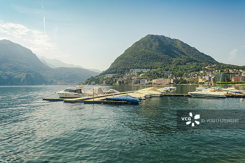 瑞士尼瓦尔登州琉森湖畔的村庄和船坞景色图片素材