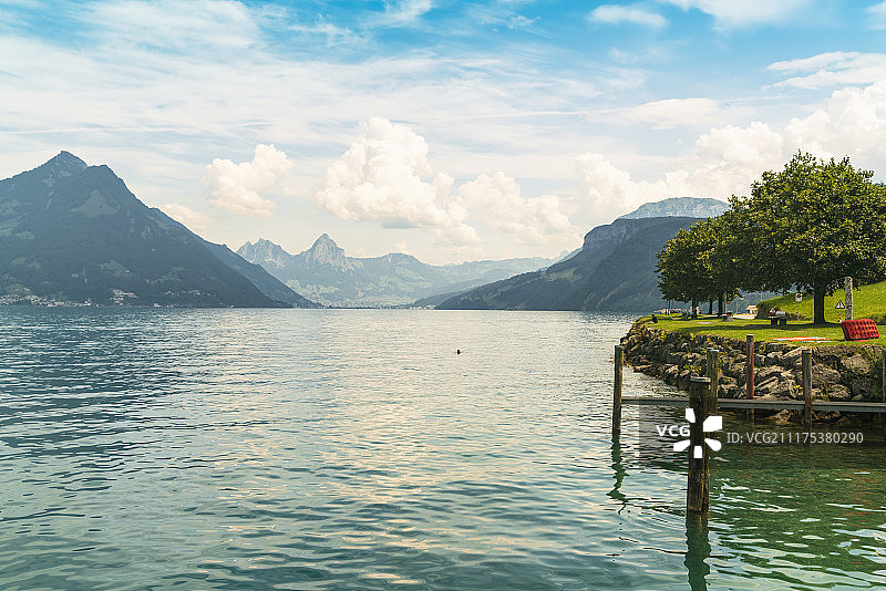 瑞士尼瓦尔登卢塞恩湖畔村庄景观图片素材