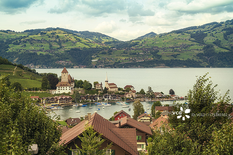 瑞士伯尔尼图恩湖和施皮茨村景观图片素材