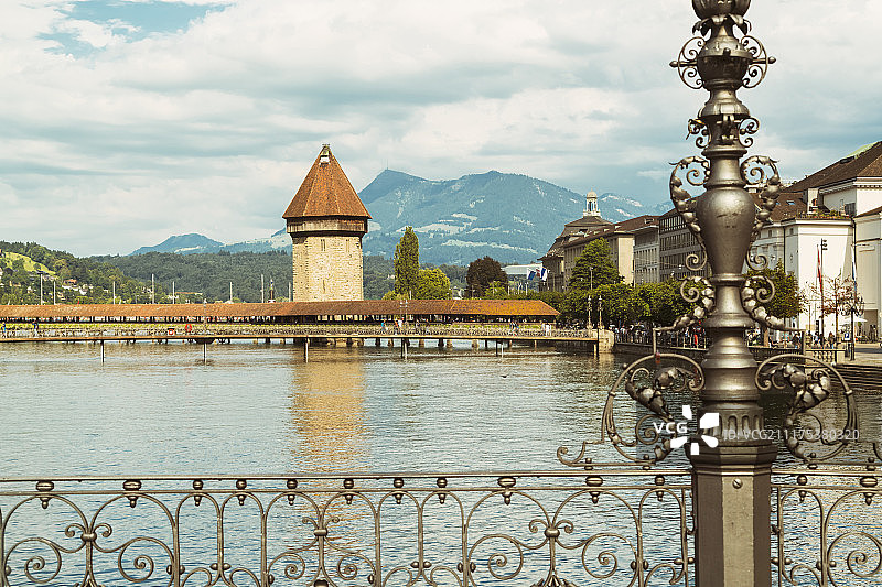 瑞士卢塞恩卡佩尔桥与塔楼图片素材